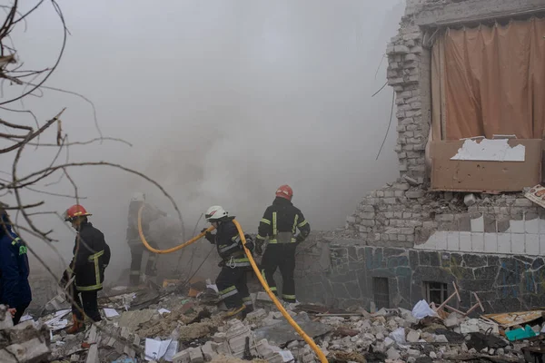 ZHYTOMYR, UKRAINE - 4 Mart 2022: Rusya 'nın Ukrayna' ya karşı savaşı. Bir Rus bombası okula isabet etti..