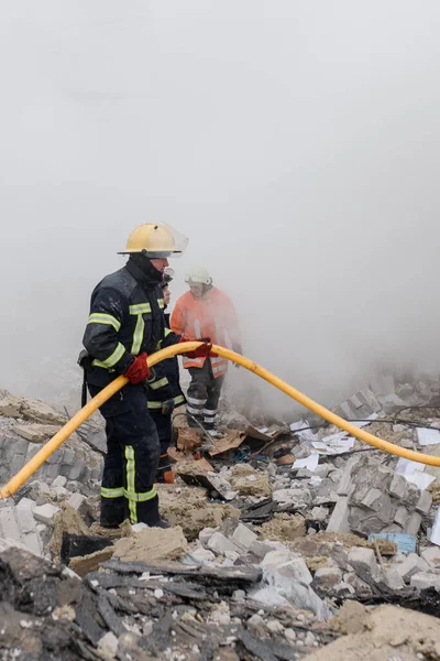 ZHYTOMYR, UKRAINE - 4 Mart 2022: Rusya 'nın Ukrayna' ya karşı savaşı. Bir Rus bombası okula isabet etti..