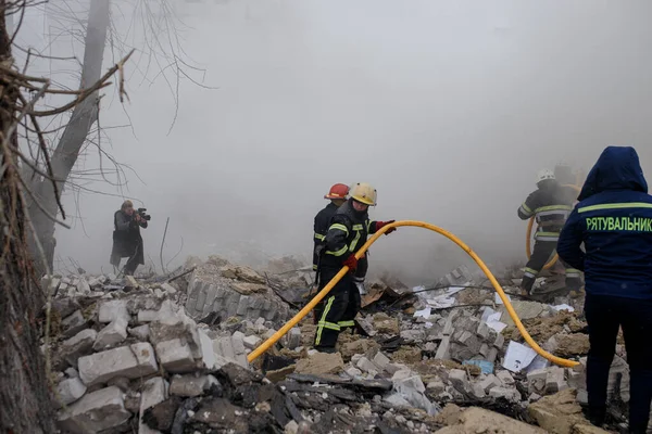 ZHYTOMYR, UKRAINE - 4 Mart 2022: Rusya 'nın Ukrayna' ya karşı savaşı. Bir Rus bombası okula isabet etti..