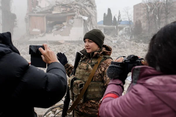 ZHYTOMYR, UKRAINE - 4 Mart 2022: Rusya 'nın Ukrayna' ya karşı savaşı. Bir Rus bombası okula isabet etti..