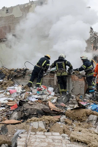 ZHYTOMYR, UKRAINE - 4 Mart 2022: Rusya 'nın Ukrayna' ya karşı savaşı. Bir Rus bombası okula isabet etti..