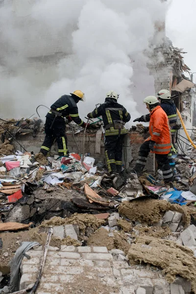 ZHYTOMYR, UKRAINE - 4 Mart 2022: Rusya 'nın Ukrayna' ya karşı savaşı. Bir Rus bombası okula isabet etti..