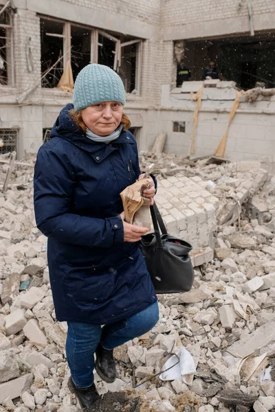 ZHYTOMYR, UKRAINE - 4 Mart 2022: Rusya 'nın Ukrayna' ya karşı savaşı. Bir Rus bombası okula isabet etti..