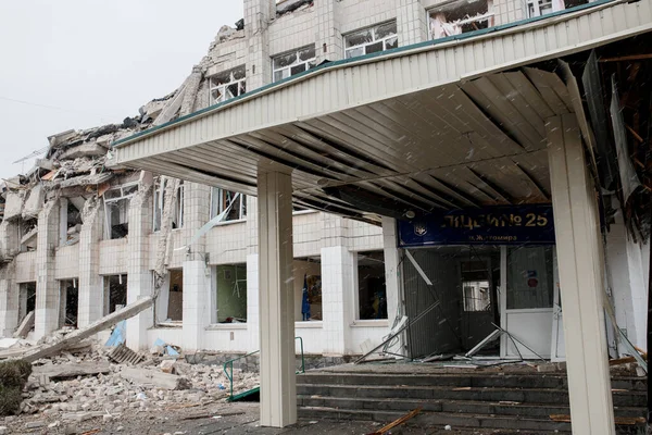 ZHYTOMYR, UKRAINE - 4 Mart 2022: Rusya 'nın Ukrayna' ya karşı savaşı. Bir Rus bombası okula isabet etti..