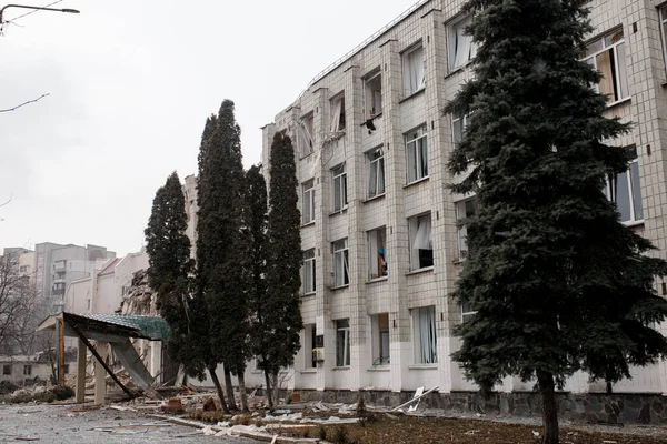 ZHYTOMYR, UKRAINE - 4 Mart 2022: Rusya 'nın Ukrayna' ya karşı savaşı. Bir Rus bombası okula isabet etti..