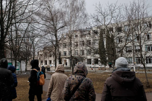 ZHYTOMYR, UKRAINE - 4 Mart 2022: Rusya 'nın Ukrayna' ya karşı savaşı. Bir Rus bombası okula isabet etti..