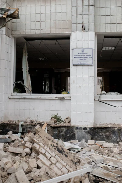 ZHYTOMYR, UKRAINE - 4 Mart 2022: Rusya 'nın Ukrayna' ya karşı savaşı. Bir Rus bombası okula isabet etti..