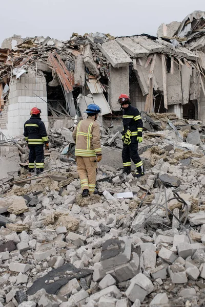 ZHYTOMYR, UKRAINE - 4 Mart 2022: Rusya 'nın Ukrayna' ya karşı savaşı. Bir Rus bombası okula isabet etti..