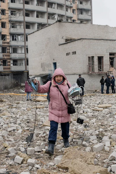 ZHYTOMYR, UKRAINE - 4 Mart 2022: Rusya 'nın Ukrayna' ya karşı savaşı. Bir Rus bombası okula isabet etti..