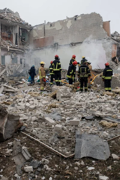 ZHYTOMYR, UKRAINE - 4 Mart 2022: Rusya 'nın Ukrayna' ya karşı savaşı. Bir Rus bombası okula isabet etti..