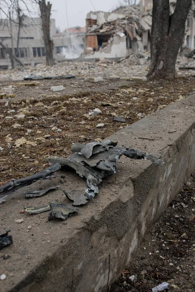ZHYTOMYR, UKRAINE - 4 Mart 2022: Rusya 'nın Ukrayna' ya karşı savaşı. Bir Rus bombası okula isabet etti..
