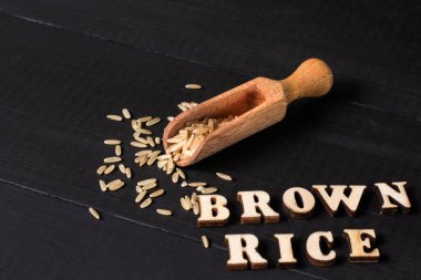 Kahverengi pirinç, koyu ahşap masada.