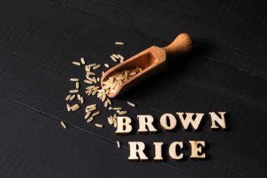 Kahverengi pirinç, koyu ahşap masada.