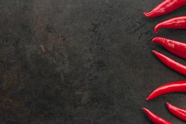 paslı metal zemin üzerine pul biber