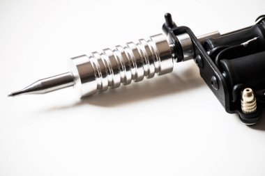 dövme makinesi, dövme silahı, dövme sanatçısı aleti