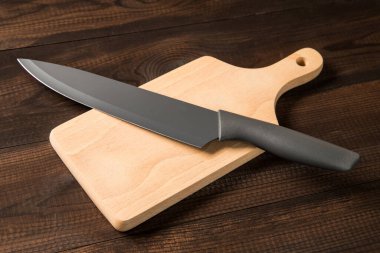 Tahta üzerinde bıçak kesme tahtası