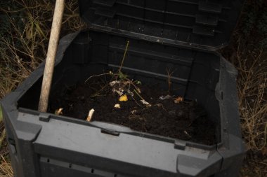Mutfak ve bahçe artıkları için siyah plastik gübre kutusu.