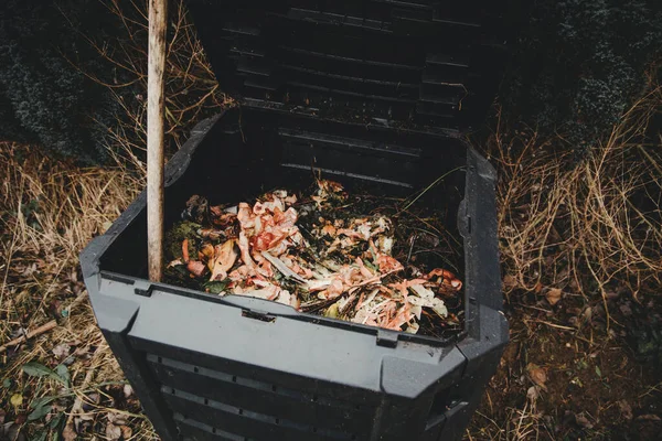 Plastik Hitam Komposter Bin Untuk Dapur Dan Taman Sisa — Stok Foto