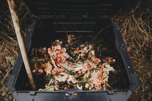 Schwarzer Kompostbehälter Aus Kunststoff Für Küchen Und Gartenreste — Stockfoto
