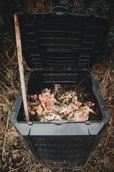 Schwarzer Kompostbehälter Aus Kunststoff Für Küchen Und Gartenreste — Stockfoto
