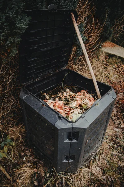 台所と庭の残り物のための黒いプラスチック製のコンピュータビン — ストック写真