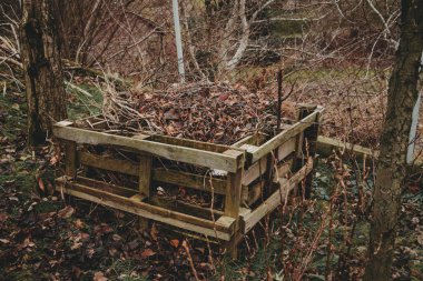 Bahçe artıkları için sonbahardaki palet komposteri