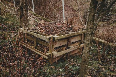 Bahçe artıkları için sonbahardaki palet komposteri