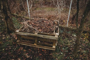 Bahçe artıkları için sonbahardaki palet komposteri
