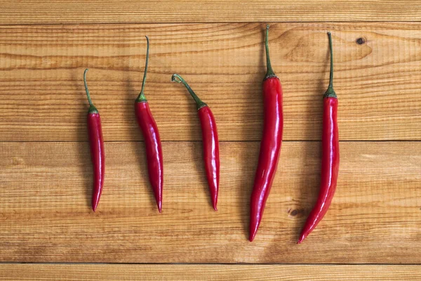 ahşap masa üzerinde kırmızı sıcak biber biber