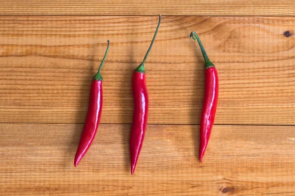 ahşap masa üzerinde kırmızı sıcak biber biber