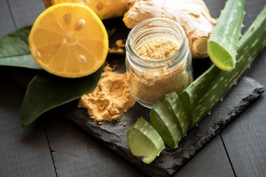 Zencefil tozu, limon ve aloe yapraklı zencefil kökü