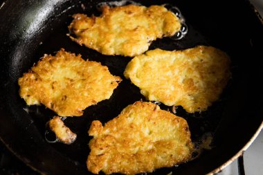 Geleneksel Polonya patatesli krep. Patates turtası, patates keki.