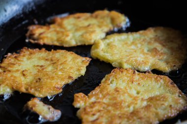 Geleneksel Polonya patatesli krep. Patates turtası, patates keki.