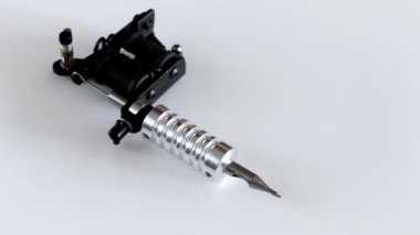 Dövme makinesi. Dövme silahı hareket halinde.. 