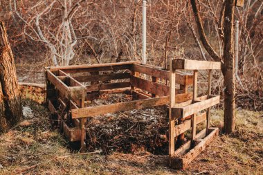 Bahçede içi bahçe ve mutfak artıklarıyla dolu Avro palet komposteri, Permakültür gübreleme kavramı