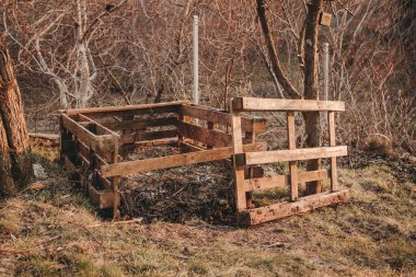 Bahçede içi bahçe ve mutfak artıklarıyla dolu Avro palet komposteri, Permakültür gübreleme kavramı