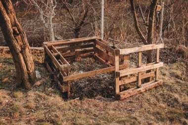 Bahçede içi bahçe ve mutfak artıklarıyla dolu Avro palet komposteri, Permakültür gübreleme kavramı