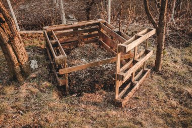 Bahçede içi bahçe ve mutfak artıklarıyla dolu Avro palet komposteri, Permakültür gübreleme kavramı