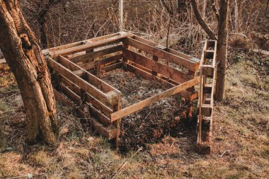 Bahçede içi bahçe ve mutfak artıklarıyla dolu Avro palet komposteri, Permakültür gübreleme kavramı