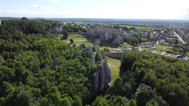 Luftaufnahme Der Mittelalterlichen Burgruine Ogrodzieniec Schlesien Polen — Stockvideo