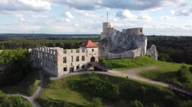 Rabsztyn Kalesi Polonya 'da harabe. Polonya Jurassic dağlık yolu. Drone görünümü,