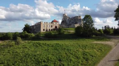 Rabsztyn Kalesi Polonya 'da harabe. Polonya Jurassic dağlık yolu. Drone görünümü,