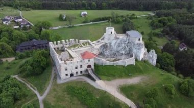 Rabsztyn Kalesi Polonya 'da harabe. Polonya Jurassic dağlık yolu. Drone görünümü,