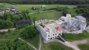 Rabsztyn Kalesi Polonya 'da harabe. Polonya Jurassic dağlık yolu. Drone görünümü,
