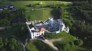 Rabsztyn Kalesi Polonya 'da harabe. Polonya Jurassic dağlık yolu. Drone görünümü,