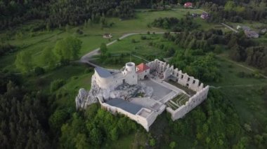 Rabsztyn Kalesi Polonya 'da harabe. Polonya Jurassic dağlık yolu. Drone görünümü,
