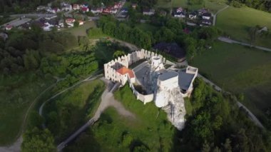 Rabsztyn Kalesi Polonya 'da harabe. Polonya Jurassic dağlık yolu. Drone görünümü,