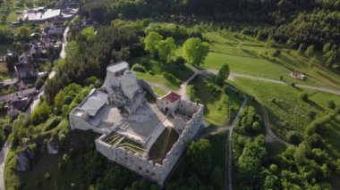 Rabsztyn Kalesi Polonya 'da harabe. Polonya Jurassic dağlık yolu. Drone görünümü,