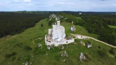 Mirow kalesi Polonya 'da harabe. Polonya Jurassic dağlık yolu. Drone görünümü,
