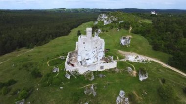 Mirow kalesi Polonya 'da harabe. Polonya Jurassic dağlık yolu. Drone görünümü,